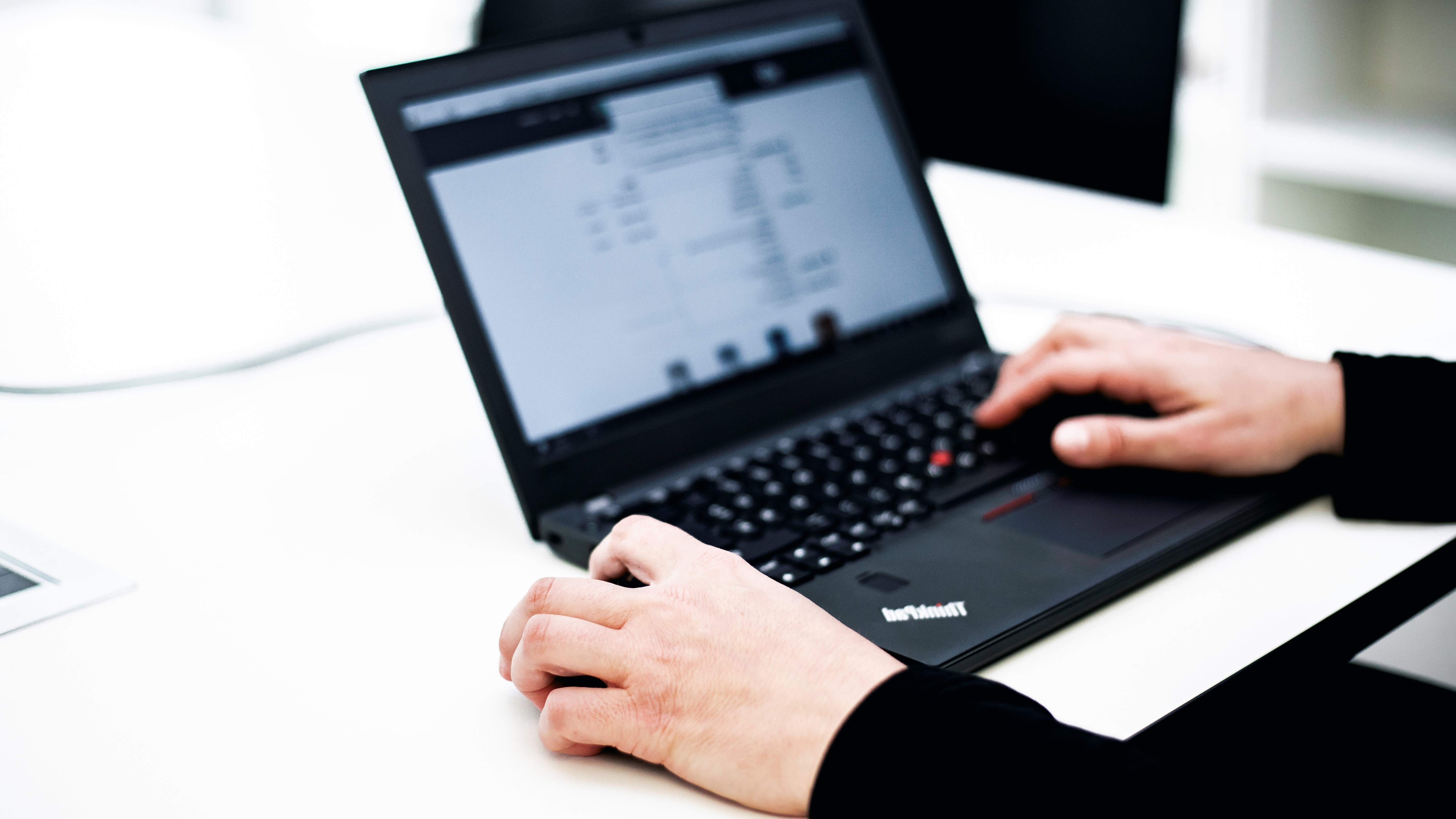 Mitarbeiter am Laptop