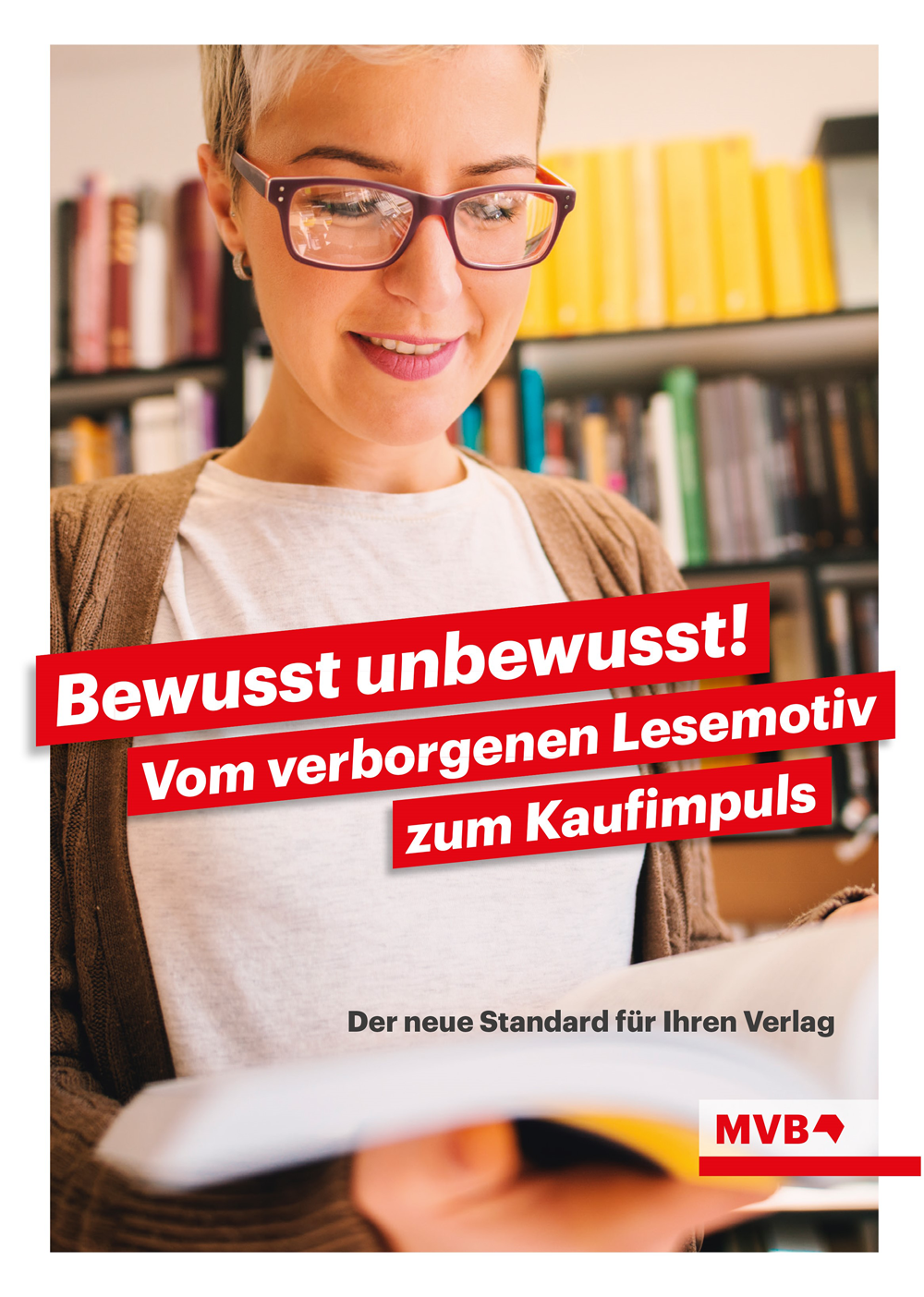 Lesende Frau vor einem Bücherregal