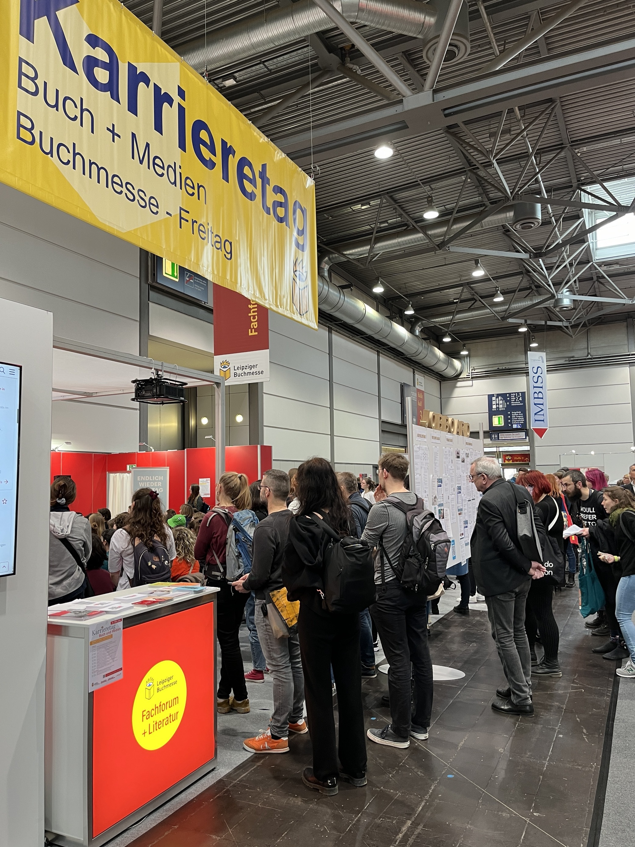 Gut besuchter Messestand des Karrieretages auf der Leipziger Buchmesse