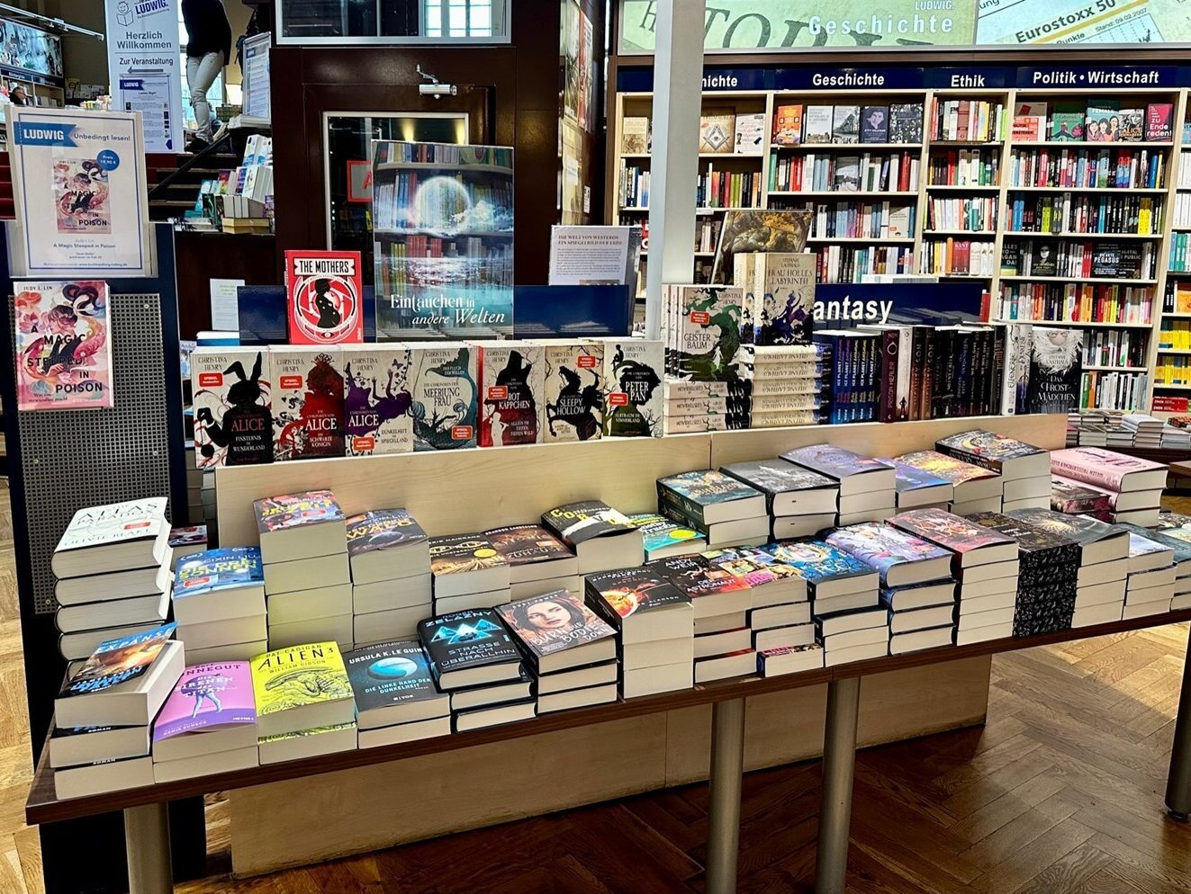 Umsetzung des Lesemotivs Eintauchen in der Buchhandlung Ludwig
