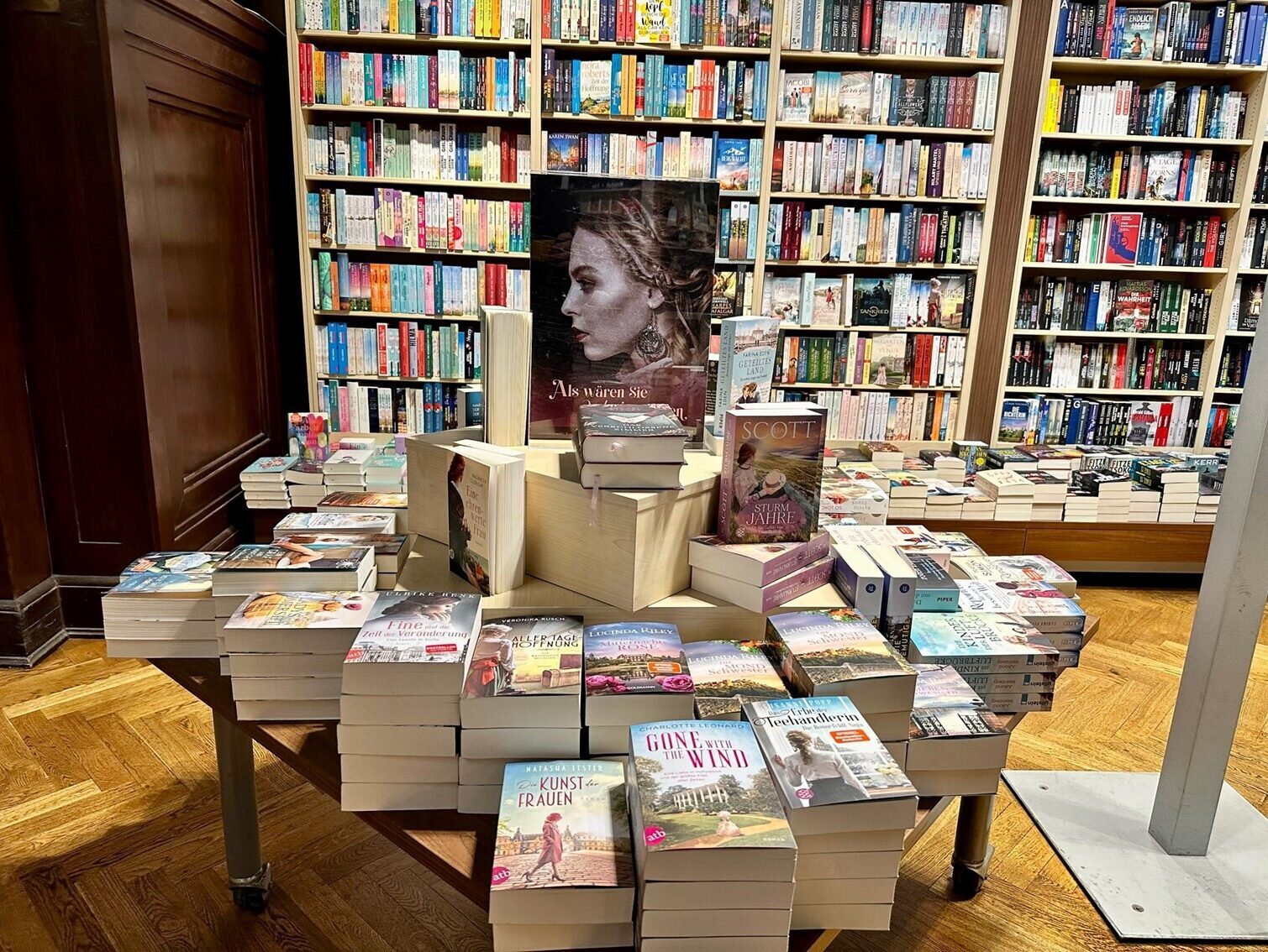 Umsetzung des Lesemotivs Eintauchen in der Buchhandlung Ludwig