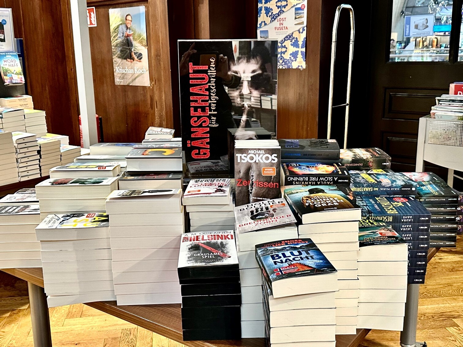 Umsetzung des Lesemotivs Nervenkitzel in der Buchhandlung Ludwig