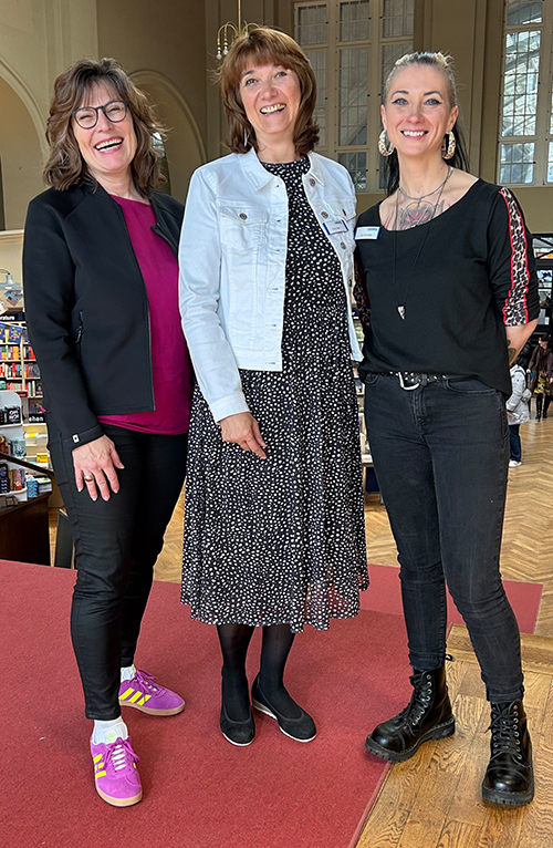 Stephanie Lange und zwei Mitarbeiterinnen der Buchhandlung LUDWIG in Leipziger Bahnhof posieren für ein Gruppenfoto