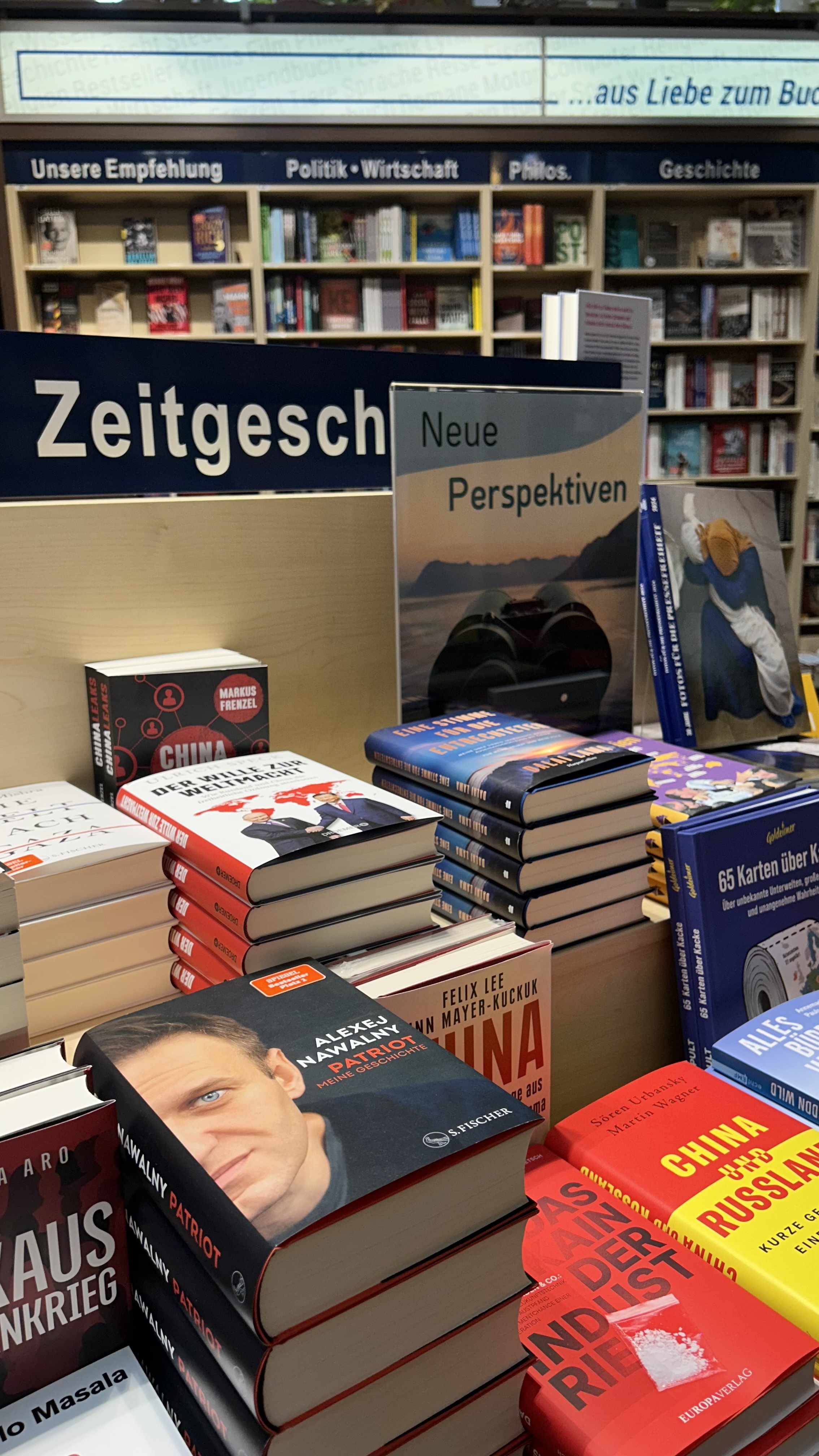 Umsetzung des Lesemotivs Entdecken in der Buchhandlung Ludwig