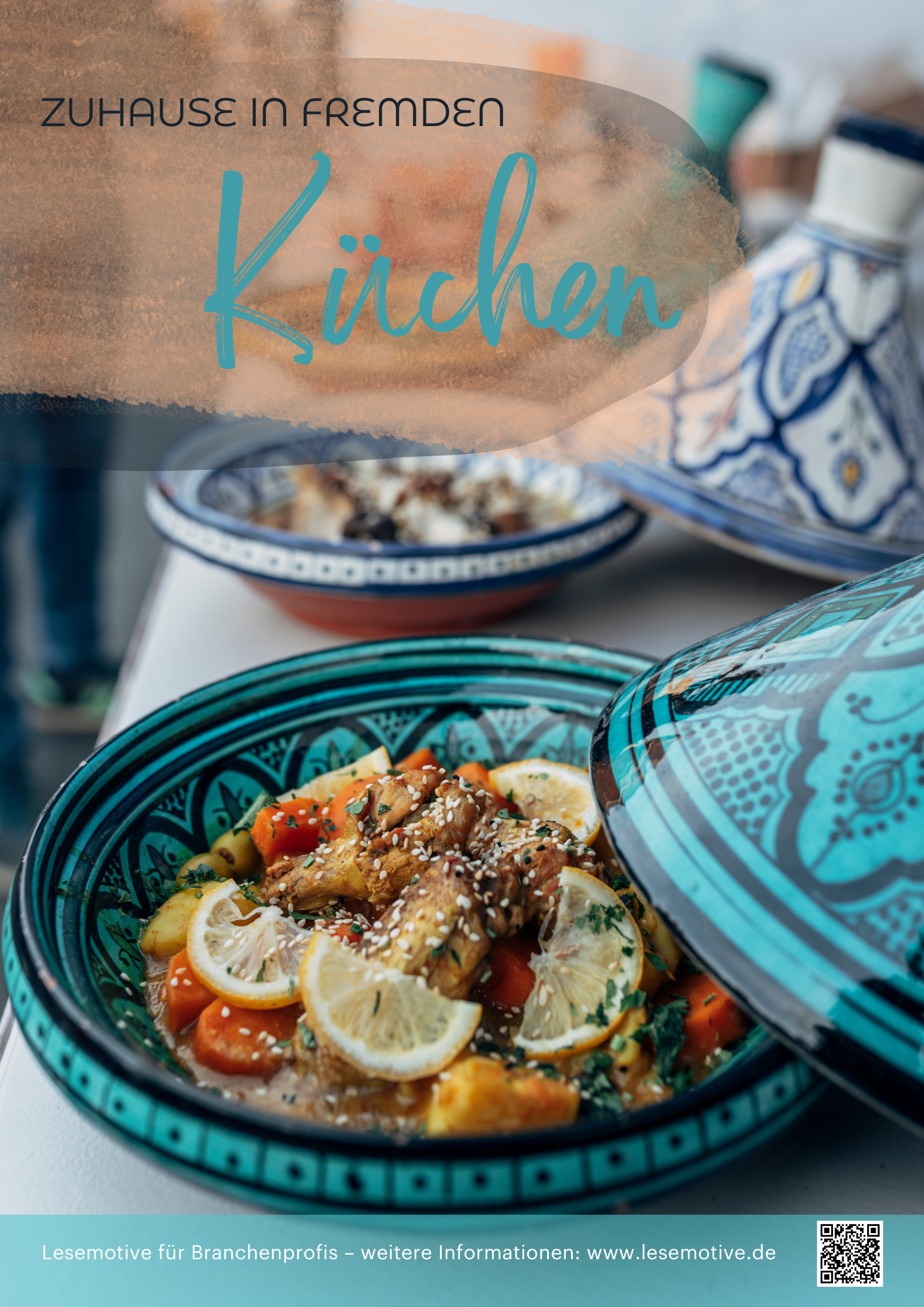 Plakat zum Lesemotiv Entdecken mit zwei geöffneten und mit Essen gefüllten Tajines und der Überschrift "Zuhause in fremden Küchen"