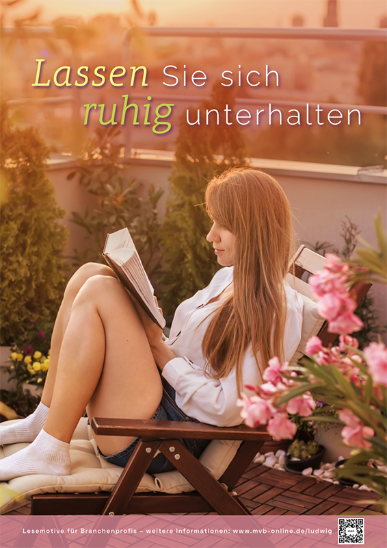 Plakat zum Lesemotiv Entspannen mit einer zwischen Blumen auf einem Balkon lesenden Frau im Sonnenuntergang und der Überschrift "Lassen Sie sich ruhig unterhalten"