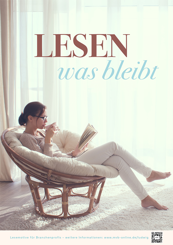 Plakat zum Lesemotiv Entspannen mit einer in einem Sessel sitzenden Frau lesend, darüber steht "Lesen was bleibt"