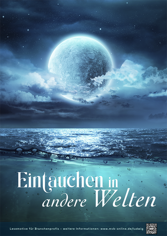 Plakat zum Lesemotiv Eintauchen mit einem Vollmond zwischen den Wolken am Strand und der Unterschrift "Eintauchen in andere Welten"