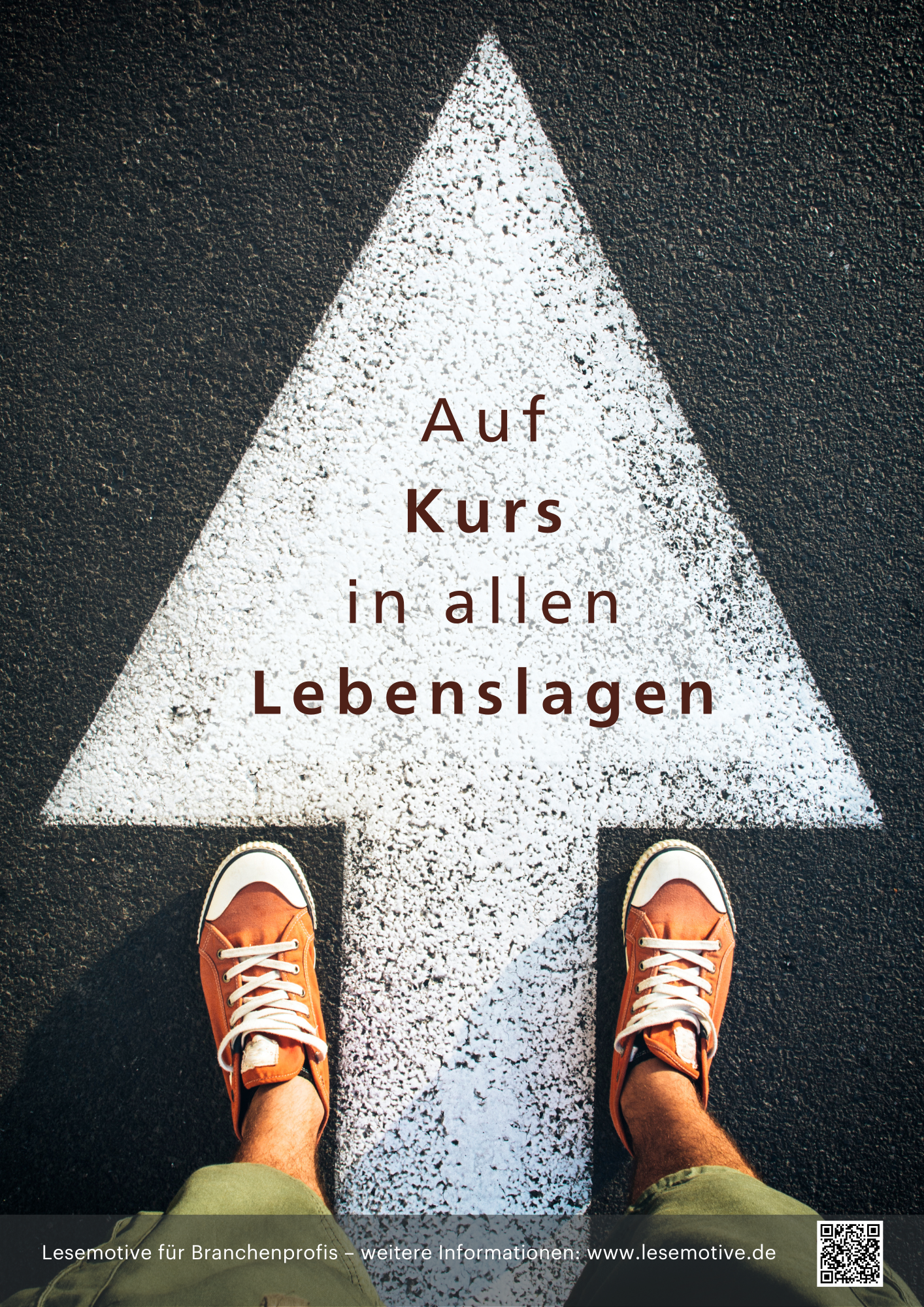 Plakat zum Lesemotiv Orientieren: Blick auf einen mit Kreide gemalten Pfeil auf dem "Auf Kurs in allen Lebenslagen" steht