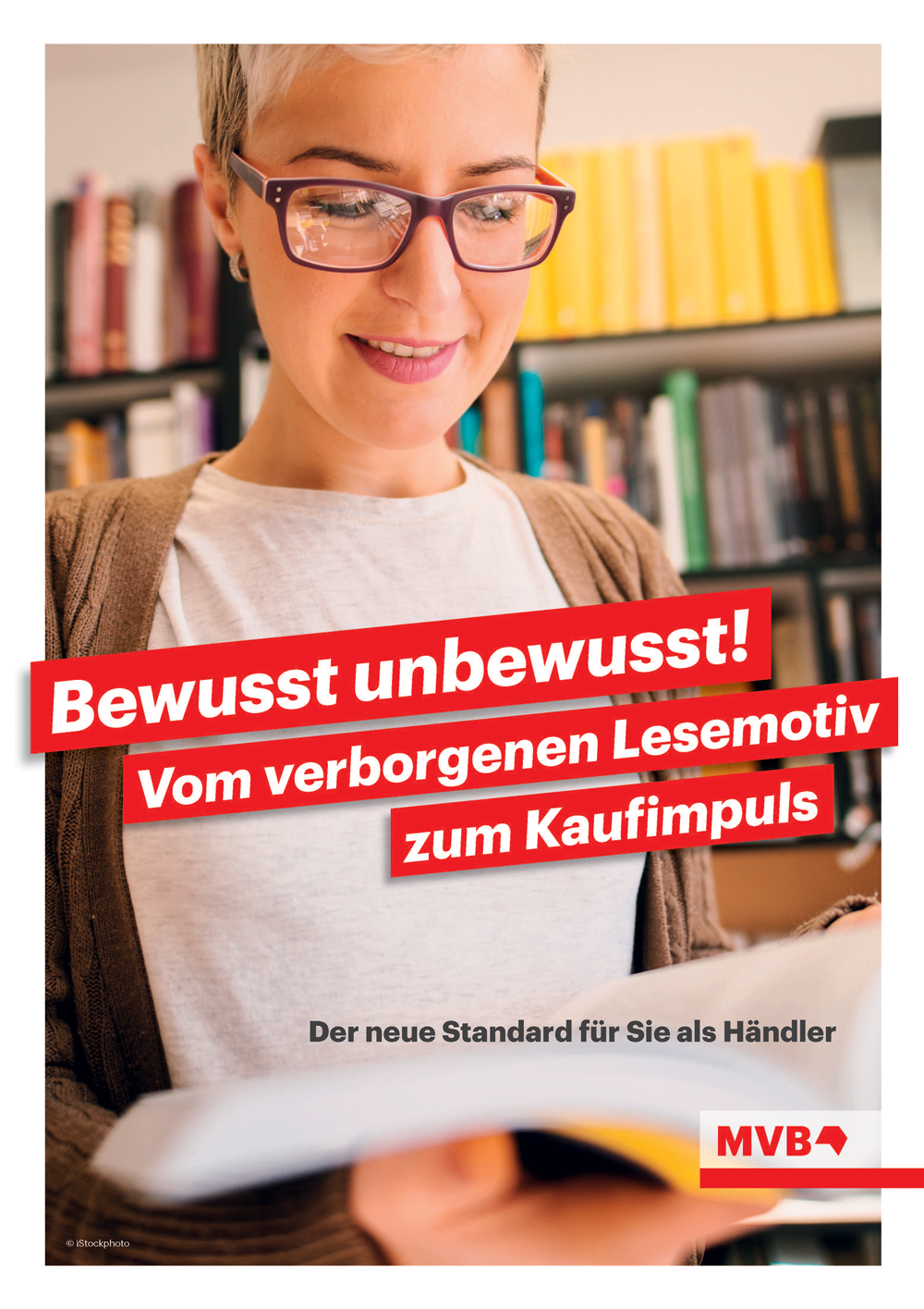 Lesende Frau vor einem Bücherregal