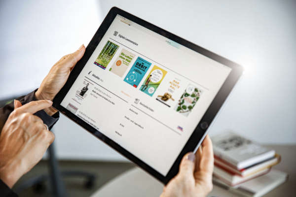 Ein Tablet auf dem digitale Leseexemplare in VLB-TIX abgebildet sind.